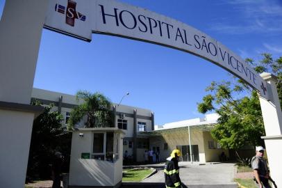 Hospital é evacuado após incêndio em hospital em Osório. A explosão de um transformador provocou um incêndio no segundo andar do Hospital São Vicente de Paula, em Osório, no Litoral Norte. As chamas, que começaram por volta das 10h, já foram controladas, e bombeiros realizam o rescaldo no prédio.