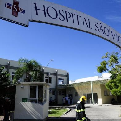 Hospital é evacuado após incêndio em hospital em Osório. A explosão de um transformador provocou um incêndio no segundo andar do Hospital São Vicente de Paula, em Osório, no Litoral Norte. As chamas, que começaram por volta das 10h, já foram controladas, e bombeiros realizam o rescaldo no prédio.