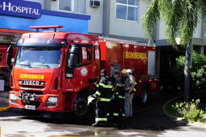 Hospital é evacuado após incêndio em hospital em Osório. A explosão de um transformador provocou um incêndio no segundo andar do Hospital São Vicente de Paula, em Osório, no Litoral Norte. As chamas, que começaram por volta das 10h, já foram controladas, e bombeiros realizam o rescaldo no prédio.