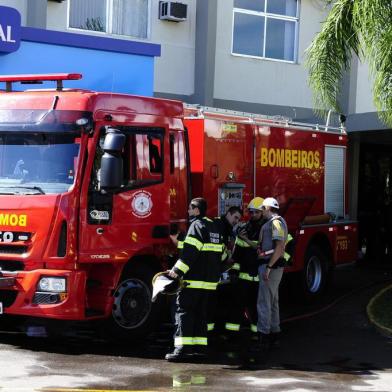 Hospital é evacuado após incêndio em hospital em Osório. A explosão de um transformador provocou um incêndio no segundo andar do Hospital São Vicente de Paula, em Osório, no Litoral Norte. As chamas, que começaram por volta das 10h, já foram controladas, e bombeiros realizam o rescaldo no prédio.