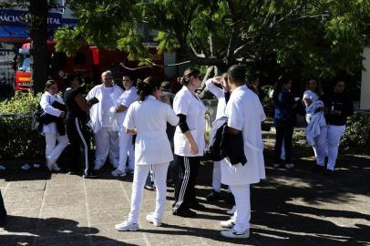 Hospital é evacuado após incêndio em hospital em Osório. A explosão de um transformador provocou um incêndio no segundo andar do Hospital São Vicente de Paula, em Osório, no Litoral Norte. As chamas, que começaram por volta das 10h, já foram controladas, e bombeiros realizam o rescaldo no prédio.