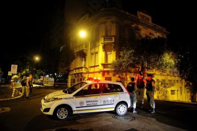  

Um incêndio atingiu um prédio da Justiça Militar na Rua Duque de Caxias, centro de Porto Alegre, no início da madrugada desta quinta-feira.