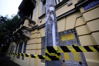 Um suposto atentado provocou um princípio de incêndio no prédio da Justiça Militar da União na Rua Duque de Caxias, centro de Porto Alegre, no início da madrugada desta quinta-feira. Um artefato explosivo teria sido jogado de dentro de um carro branco que passou pelo local. Segundo o Corpo de Bombeiros, as chamas, que teriam começado por volta da meia-noite, atingiram uma sacada do segundo andar do edifício.