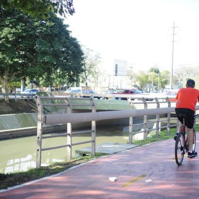  

ZH Menino Deus testa a ciclovia da Avenida Ipiranga, na Capital.
Trecho entre a Getúlio Vargas e a Erico Verissimo.