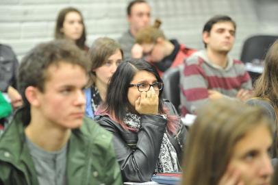 SANTA MARIA , RS , BRASIL , 23/05/2014
Alunos do Curso de Pré-Vestibular Riachuelo em Santa Maria.
A UFSM anunciou que vai deixar de fazer o vestibular e vai adotar o Sisu como forma de ingresso na Universidade Federal de Santa Maria. Alunos e professores reprovaram decisão da instituição.
 Na foto -Daiane Milani Kemerich (27)
FOTO JEAN PIMENTEL / AGÊNCIA RBS, GERAL