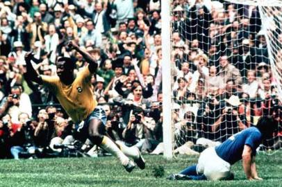 A camisa usada pela Seleção Brasileira na Copa de 1970, no México, foi eleita pelo Times Online, um dos mais tradicionais sites da Inglaterra, a mais bonita de todos os tempos. O Rei Pelé comemora o gol marcado.#PÁGINA:12 Fonte: Banco de Dados