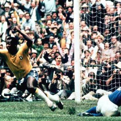 A camisa usada pela Seleção Brasileira na Copa de 1970, no México, foi eleita pelo Times Online, um dos mais tradicionais sites da Inglaterra, a mais bonita de todos os tempos. O Rei Pelé comemora o gol marcado.#PÁGINA:12 Fonte: Banco de Dados