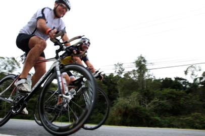  

FLORIANÓPOLIS - SC - BRASIL (23/05/2014) Treino de bicicleta dos atletas que vão participar do IronMan, em Florianópolis (FOTO: ALVARÉLIO KUROSSU/AGÊNCIA RBS)