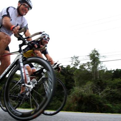  

FLORIANÓPOLIS - SC - BRASIL (23/05/2014) Treino de bicicleta dos atletas que vão participar do IronMan, em Florianópolis (FOTO: ALVARÉLIO KUROSSU/AGÊNCIA RBS)