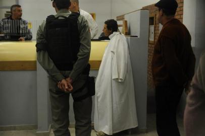  

PORTO ALEGRE, RS, BRASIL, 24/05/2014. Um homem foi preso pouco antes das 2h deste sábado após roubar uma igreja da zona sul de Porto Alegre. O flagrante inusitado ocorreu na Avenida Edgar Pires de Castro, no Lami. (Foto: Diogo Zanatta/ Especial)