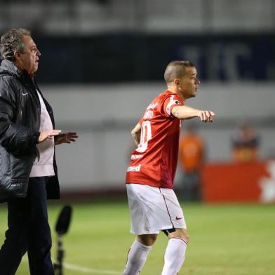  

CAXIAS DO SUL, RS, BRASIL, 25-05-2014 - Brasileirão - 7ª Rodada, Inter x Cruzeiro no estádio Centenário.(FOTO:FÉLIX ZUCCO / AGENCIA RBS)
Técnico Abel Braga e jogador D'Alessandro