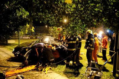  

Uma pessoa morreu em acidente ocorrido na equina da Avenida Ipiranga com a Rua Ramiro Barcelos, em Porto Alegre, na madrugada desta segunda-feira. Ela estava em um Kadett que se deslocava no sentido Bairro - Centro e colidiu contra uma árvore e depois invadiu um prédio da UFRGS.