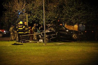  

PORTO ALEGRE, RS, BRASIL, 26-05-2014: Uma pessoa morreu em acidente ocorrido na equina da Avenida Ipiranga com a Rua Ramiro Barcelos, em Porto Alegre, na madrugada desta segunda-feira. Ela estava em um Kadett que se deslocava no sentido Bairro - Centro e colidiu contra uma árvore e depois invadiu um prédio da UFRGS. (Foto: Diogo Zanatta/Especial)