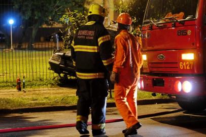  

PORTO ALEGRE, RS, BRASIL, 26-05-2014: Uma pessoa morreu em acidente ocorrido na equina da Avenida Ipiranga com a Rua Ramiro Barcelos, em Porto Alegre, na madrugada desta segunda-feira. Ela estava em um Kadett que se deslocava no sentido Bairro - Centro e colidiu contra uma árvore e depois invadiu um prédio da UFRGS. (Foto: Diogo Zanatta/Especial)