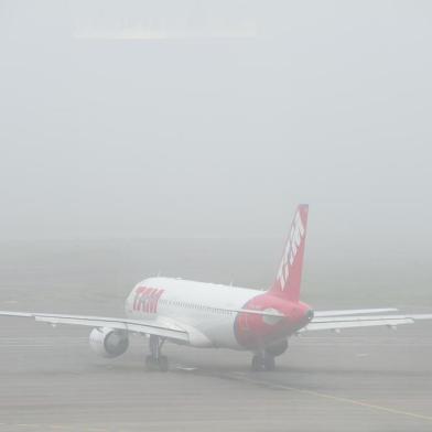  

PORTO ALEGRE , RS , BRASIL , 27-05-2014- Neblina fecha Aeroporto Salgado Filho (FOTO : RONALDO BERNARDI /AGENCIA RBS /GERAL )