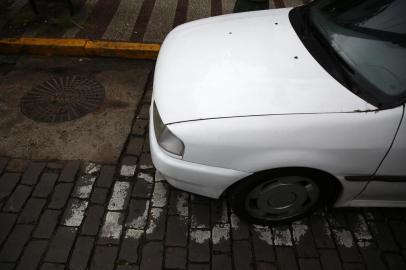  CAXIAS DO SUL, RS, BRASIL, 04/03/2013. Carro ocupa a vaga de estacionamento exclusiva para idosos. (FOTO: MAICON DAMASCENO/PIONEIRO)Local: Caxias do SulIndexador: Maicon DamascenoFonte: Agencia RBS