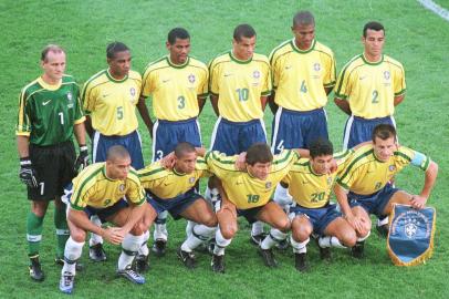 Copa da França de 1998.
equipe do brasil  foto jurandir  silveira

Da esquerda para a direita:
Em pé: Taffarel, César Sampaio, Aldair, Rivaldo, Júnior Baiano, Cafu
Agachados: Ronaldo Nazário, Roberto Carlos , Leonardo, Bebeto, Dunga
 Fonte: Agência RBS