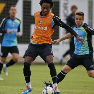  

PORTO ALEGRE  -  RS  -  BRASIL  -  21040520  -   Treino do Grêmio para jogo contra o Cruzeiro em Caxias pelo Brasileirão 2014. Na foto Zé Roberto disputa com Ramiro( atrás). (FOTO:MAURO VIEIRA/AGENCIA RBS/ESPORTES)