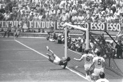 #PÁGINA:6925.06.1981 - Arquivo /Agencia O Globo - Futebol - Copa do Mundo / 1970 (México) - Oitavas de Final. Jogo: Brasil X InglaterraJairzinho cruzou, Pelé subiu e cabeceou para o chão, forte, no canto direito. Seria gol se lá não estivesse a mão do goleiro inglês Gordon Banks. A bola subiu e foi para fora (foto). O lance de Brasil x Inglaterra, em 1970, é um dos mais marcantes da história das Copas Fonte: Globo Fotógrafo: Globo