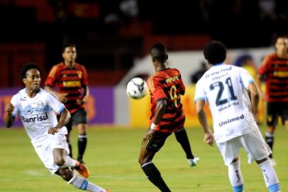 LANCEPRESS! - (Brasil Out) - Recife - (PE) - 28.05.2014 - Foto de Aldo Carneiro/Lancepress! - Campeonato Brasileiro 2014 - Série A - Sport x Grêmio - Local: Estádio Ilha do Retiro - NF: Disputa de bola durante a partida