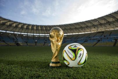  

RIO DE JANEIRO, RJ, BRASIL - A Fifa divulgou imagens da bola (foto) que será usada na final da Copa do Mundo, no Maracanã, no dia 13 de julho. A Brazuca da decisão terá detalhes em verde e amarelo, diferente do modelo tradicional, que tem detalhes coloridos.