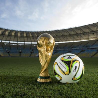  

RIO DE JANEIRO, RJ, BRASIL - A Fifa divulgou imagens da bola (foto) que será usada na final da Copa do Mundo, no Maracanã, no dia 13 de julho. A Brazuca da decisão terá detalhes em verde e amarelo, diferente do modelo tradicional, que tem detalhes coloridos.