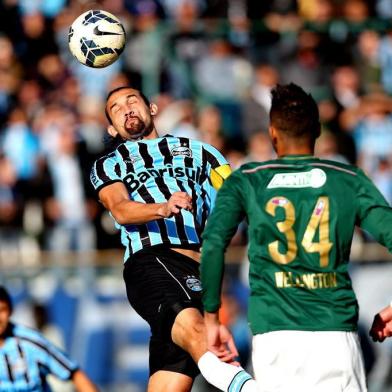  

CAXIAS DO SUL, RS, BRASIL ¿ 01-06-2014 - Grêmio enfrenta o Palmeiras pela nona rodada do Campeonato Brasileiro, no Estádio Alfredo Jaconi, em Caxias do Sul. Jogador Barcos na disputa de bola (FOTO: BRUNO ALENCASTRO/AGÊNCIA RBS)