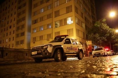 PORTO ALEGRE, RS, BRASIL ¿ 01-06-2014 - Mãe é morta a facada pela filha na Rua Duque de Caxias, em Porto Alegre