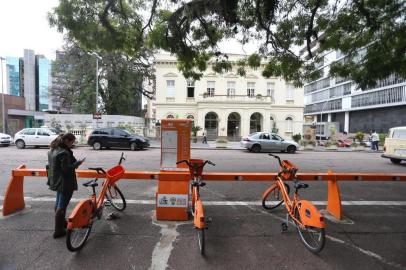 PORTO ALEGRE, RS, BRASIL, 23-05-2014 : A situação do aluguel de bicicletas em Porto Alegre. Zero Hora vai visitar todas estações de aluguel do BikePOA para ver as condições em que se encontram. Há muitas reclamações de bikes depredadas e sistema que não funciona. Na foto: Estação 40 - Praça da Matriz. (Foto: BRUNO ALENCASTRO/Agência RBS, Editoria Geral)