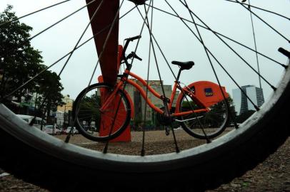 PORTO ALEGRE , RS , BRASIL , 22-05-2014-Verificar como está o serviço de aluguel de bicicletas em Porto Alegre, estação Largo Zumbi.(FOTO :TADEU VILANI / AGENCIA RBS )