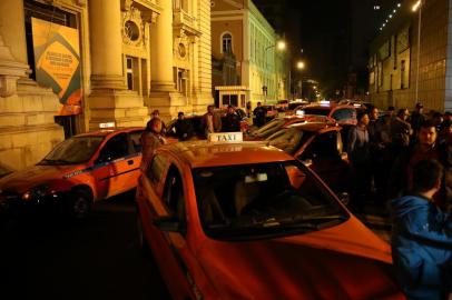  

PORTO ALEGRE, RS, BRASIL, 04/05/2014. Taxistas fazem protesto em Porto Alegre por mais segurança para a categoria. (Tadeu Vilani/ Agência RBS)