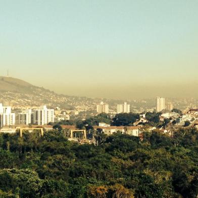 Renata Zamo enviou foto do flagrante da poluição/inversão térmica na Capital. A foto foi feita as 11hs da manhã nesta 4ª feira, 4/6, a partir do novo bairro América (Jardim Carvalho) com vista para o Morro da Glória (Morro da Polícia).