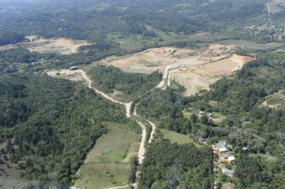  Viamão, RS, Brasil. Danos ambiental causados por extração de areia, em Águas Claras, areieiras fazem exploração de areia, no centro da Mata Atlântica, causando preocupações aos moradores.( Reportagem editoria de economia) Fotos aéreas de Ronaldo Bernardi.