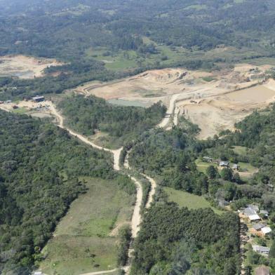  Viamão, RS, Brasil. Danos ambiental causados por extração de areia, em Águas Claras, areieiras fazem exploração de areia, no centro da Mata Atlântica, causando preocupações aos moradores.( Reportagem editoria de economia) Fotos aéreas de Ronaldo Bernardi.