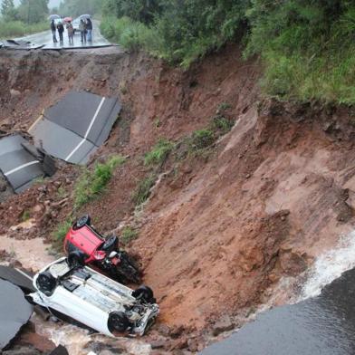  

JAQUINARA, RS, BRASIL, 05/06/2014 - Cratera na ERS-110 engole dois veículos e deixa mulher ferida em Jaquirana