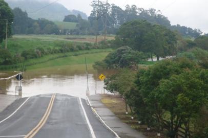 Rio Taquari interdita ERS-129 em Colinas e região está em alerta para enchente
