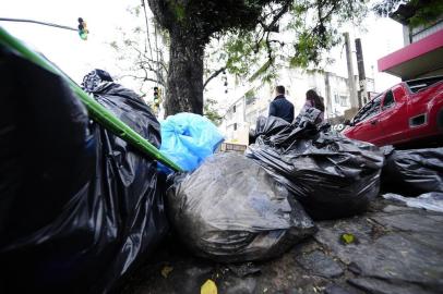  PORTO ALEGRE , RS , BRASIL , 06-06-2014 - Lixos na rua AV PROTASIO ALVES . Grevistas liberam acesso à estação de lixo da Zona Leste (FOTO: RONALDO BERNADI /AGENCIA RBS / NOTÍCIA )