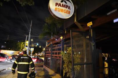  

PORTO ALEGRE, RS, BRASIL, 07-06-2014: Incêndio na chaminé da lancheria Pampa Burguer na Avenida Ipiranga (FOTO FÉLIX ZUCCO/AGÊNCIA RBS, Editoria de Notícias).