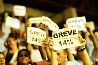  

PORTO ALEGRE, 23-01-2014: Reunião do Sindicato dos Rodoviários, realizada no Ginásio Tesourinha, para decidir se a categoria vai realizar greve. Segue indefinido o reajuste de salários dos motoristas e cobradores de ônibus de Porto Alegre. Em reunião nesta segunda-feira (21), o Sindicato dos Rodoviários e o Sindicato das Empresas de Ônibus (Seopa) não chegaram a um acordo. (CARLOS MACEDO/AGÊNCIA RBS/GERAL)