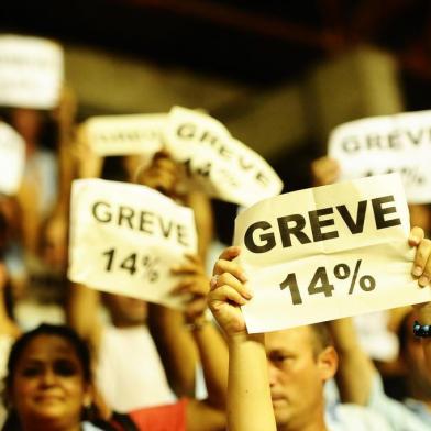  

PORTO ALEGRE, 23-01-2014: Reunião do Sindicato dos Rodoviários, realizada no Ginásio Tesourinha, para decidir se a categoria vai realizar greve. Segue indefinido o reajuste de salários dos motoristas e cobradores de ônibus de Porto Alegre. Em reunião nesta segunda-feira (21), o Sindicato dos Rodoviários e o Sindicato das Empresas de Ônibus (Seopa) não chegaram a um acordo. (CARLOS MACEDO/AGÊNCIA RBS/GERAL)