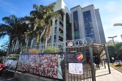  

SANTA MARIA , RS , BRASIL , 10/06/2014
As audiências encerraram a fase de depoimentos de testemunhas de acusação no processo criminal da Kiss em Santa Maria. O juiz da 1ª Vara Criminal de Santa Maria, Ulysses Fonseca Louzada, que conduz o processo, restringiu temporariamente a presença de familiares de vítimas às audiências. A decisão valeu para ontem e para o dia 27 de maio em Alegrete. Um pequeno grupo de pais foi ao Fórum, mas ficou no corredor do lado de fora do Salão do Júri. Cinco pessoas prestaram depoimento, entre elas Nívia da Silva Braido, arquiteta, e Flavio Boeira, proprietário da loja de colchões onde foi comprada a espuma colocada no teto da boate.
Na foto- Faixas do lado de fora do Forum de Santa Maria
FOTO JEAN PIMENTEL / AGÊNCIA RBS, GERAL