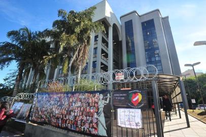  

SANTA MARIA , RS , BRASIL , 10/06/2014
As audiências encerraram a fase de depoimentos de testemunhas de acusação no processo criminal da Kiss em Santa Maria. O juiz da 1ª Vara Criminal de Santa Maria, Ulysses Fonseca Louzada, que conduz o processo, restringiu temporariamente a presença de familiares de vítimas às audiências. A decisão valeu para ontem e para o dia 27 de maio em Alegrete. Um pequeno grupo de pais foi ao Fórum, mas ficou no corredor do lado de fora do Salão do Júri. Cinco pessoas prestaram depoimento, entre elas Nívia da Silva Braido, arquiteta, e Flavio Boeira, proprietário da loja de colchões onde foi comprada a espuma colocada no teto da boate.
Na foto- Faixas do lado de fora do Forum de Santa Maria
FOTO JEAN PIMENTEL / AGÊNCIA RBS, GERAL