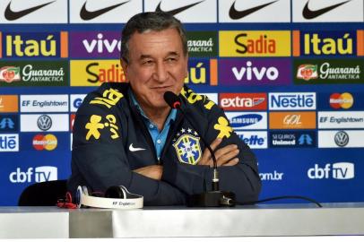  Carlos Alberto Parreira, coordenador técnico da Seleção Brasileira de Futebol durante entrevista coletiva na Granja Comary.