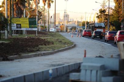  

PORTO ALEGRE, RS, BRASIL, 03-06-2014: Obras da Copa do Mundo em Porto Alegre. Na foto, corredor de ônibus da Padre Cacique (FOTO FÉLIX ZUCCO/AGÊNCIA RBS, Editoria de Copa do Mundo).