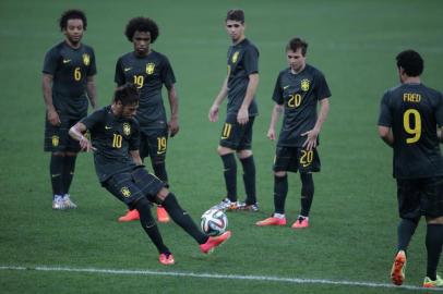  

SÃO PAULO, SP, BRASIL - Seleção brasileira faz treino e reconhecimento do gramado antes da estreia na Copa do Mundo 2014 quando enfrentará a Croácia.
Neymar treinando chutes observado pelos colegas.
Indexador: Jefferson Botega