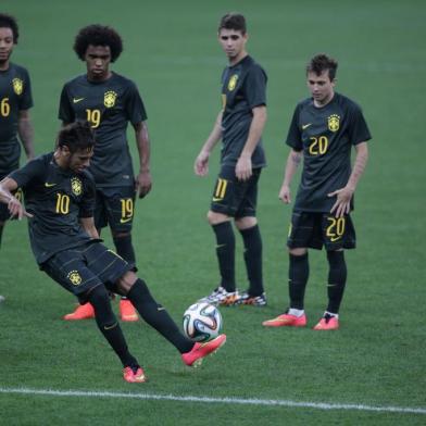  

SÃO PAULO, SP, BRASIL - Seleção brasileira faz treino e reconhecimento do gramado antes da estreia na Copa do Mundo 2014 quando enfrentará a Croácia.
Neymar treinando chutes observado pelos colegas.
Indexador: Jefferson Botega