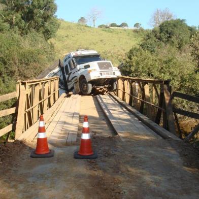  ANDRÉ da ROCHA, RS, BRASIL - Ponte entre André da Rocha-RS e Nova Prata-RS não suportou peso de caminhão