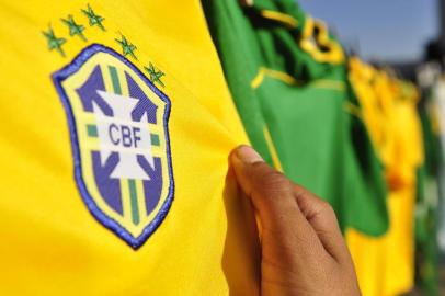  

CAXIAS DO SUL, RS - 09/06/2014 - Comerciante vende produtos relacionados ao Brasil em época de Copa do Mundo no país. Bandeiras e camisetas são comercializadas no trevo da Casa de Pedra.(GABRIEL LAIN / ESPECIAL)