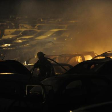  

Dois carros caminhões dos bombeiros foram usados no combate às chamas que atingiram um depósito de veículos de Nova Santa Rita. O local fica às margens da BR-386, próximo ao Velopark.