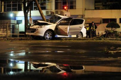  

PORTO ALEGRE, BRASIL, 12-06-2014 - Acidente de carro com vítima fatal na Av. Loureiro da Silva, próximo ao Colégio Parobé. (Foto: CARLOS MACEDO/Agência RBS)